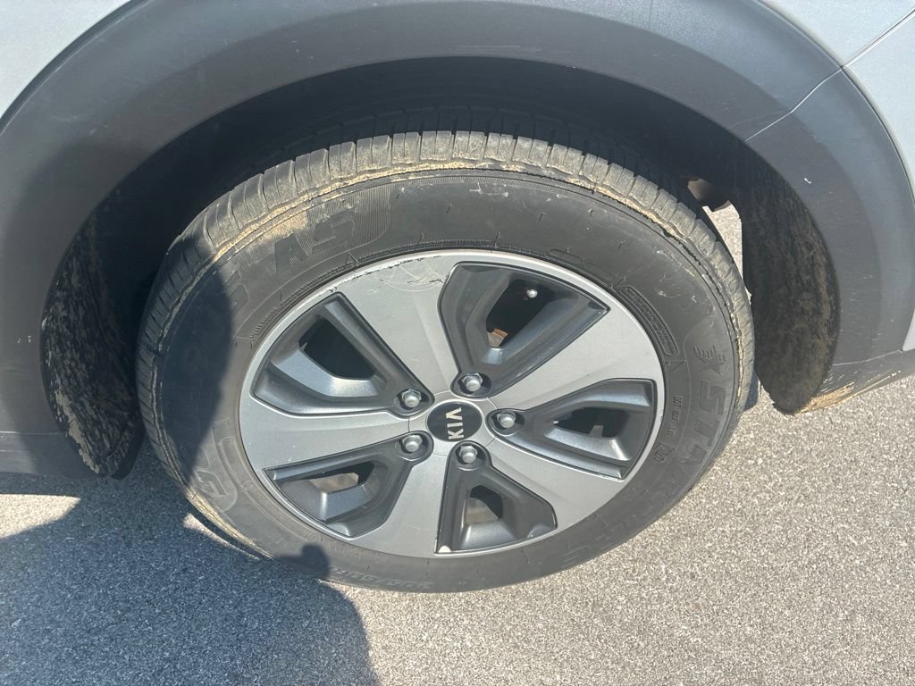 Used 2020 Silky Silver Kia LX image 19