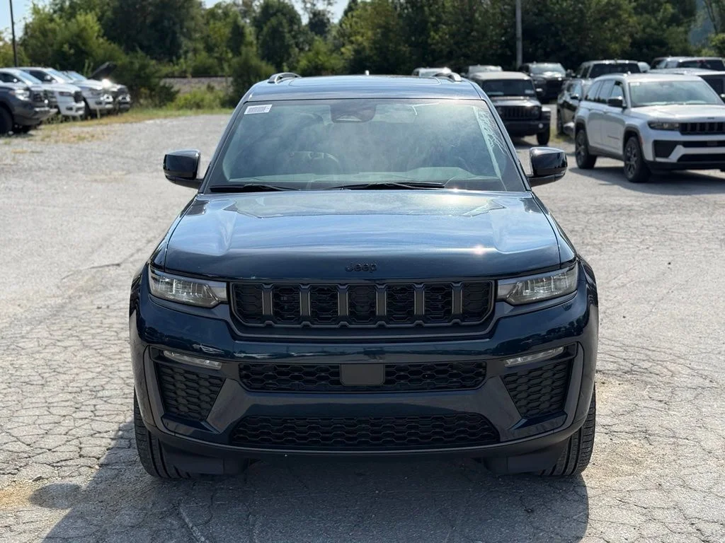New 2027 Fathom Blue Pearl-Coat Paint Jeep Limited image 3