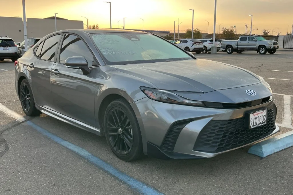 Used 2025  Toyota SE image 2