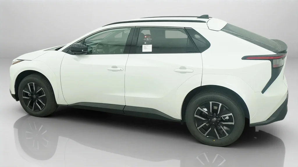 New 2027 Wind Chill Pearl Toyota XLE image 15