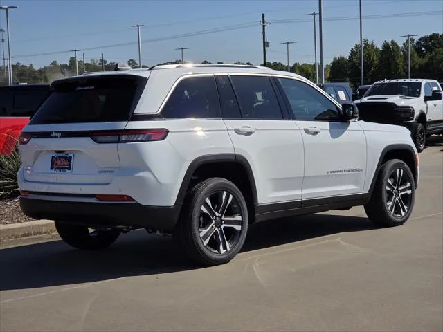 New 2027 Bright White Clear-Coat Paint Jeep Limited image 3