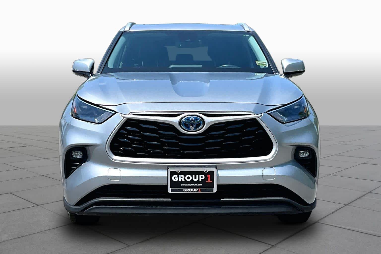 Used 2022 Celestial Silver Metallic Toyota Hybrid XLE image 4