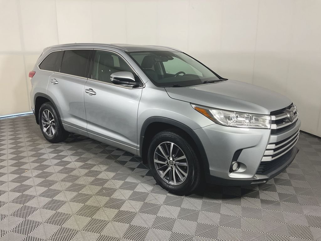 Used 2017 Silver Toyota XLE image 2
