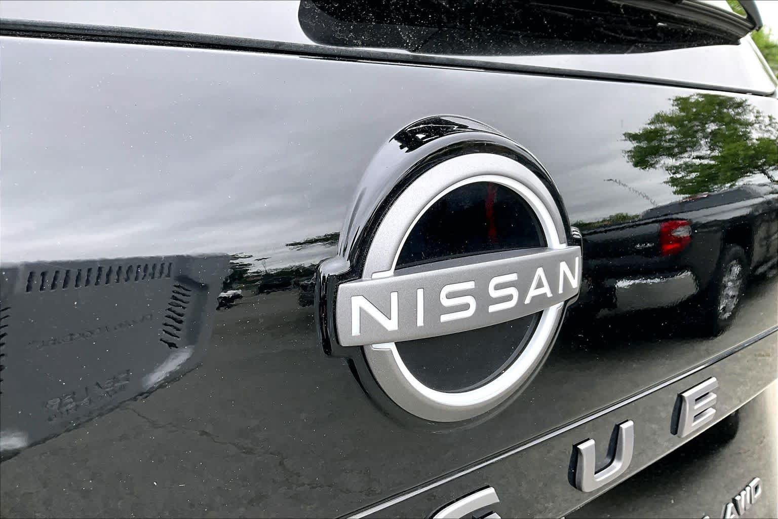 Used 2026 Super Black Nissan SL image 31