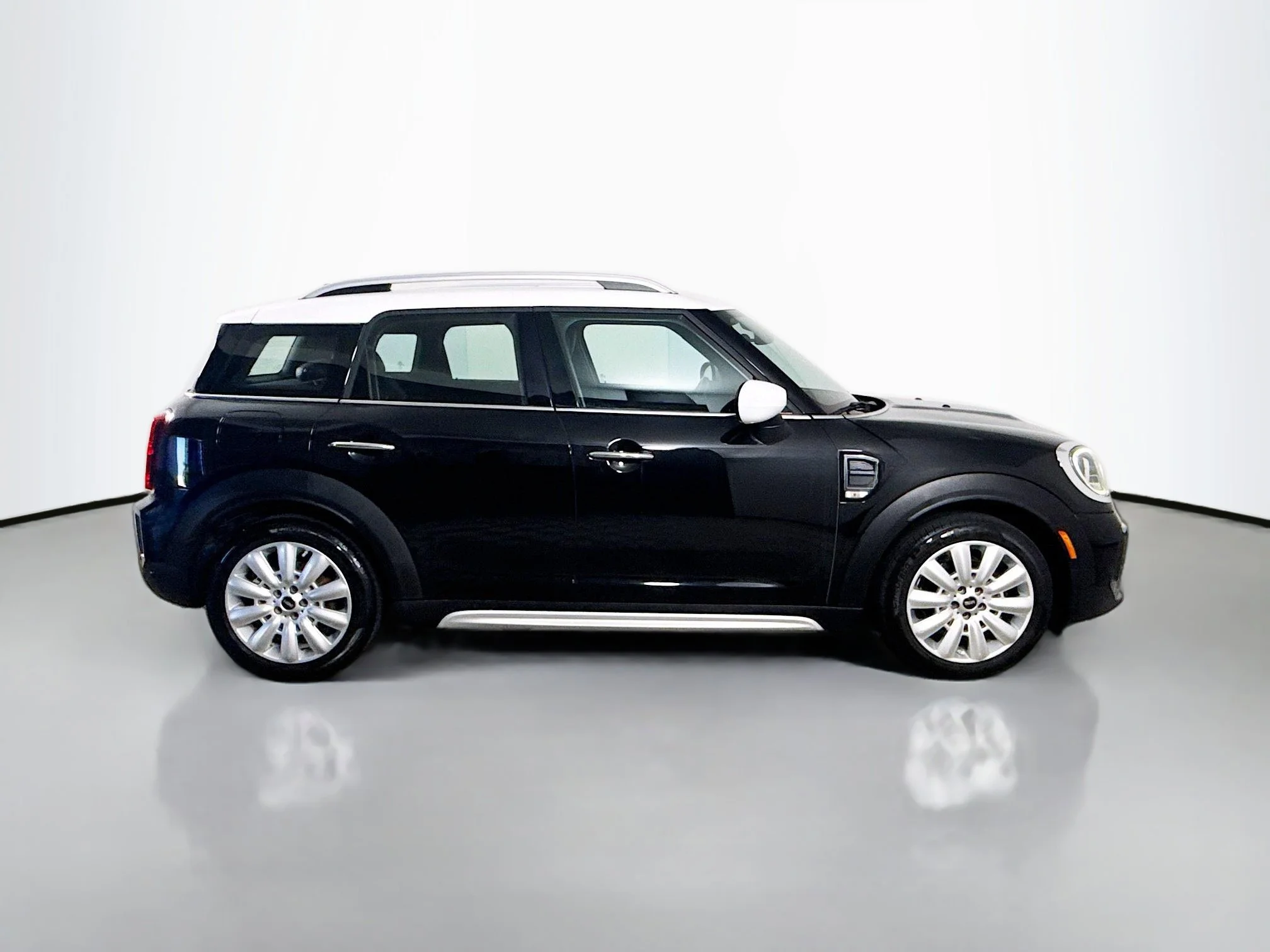 Used 2022 Midnight Black Metallic MINI Oxford Edition image 8