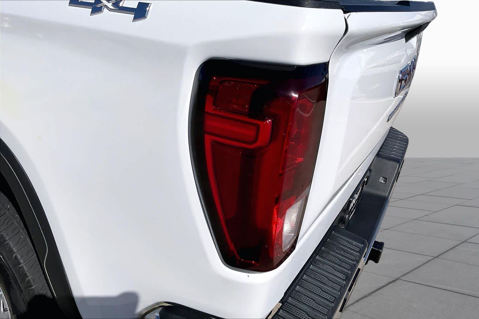 Used 2021 Summit White GMC  image 28