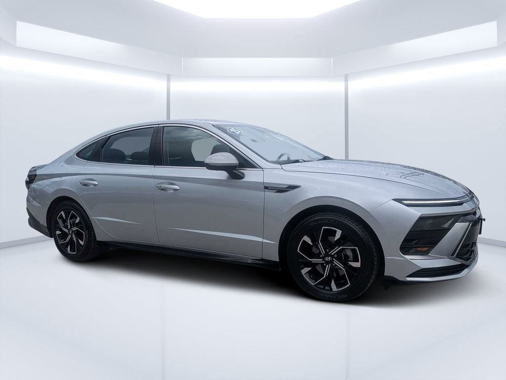 Used 2025 Silver Hyundai SEL image 1