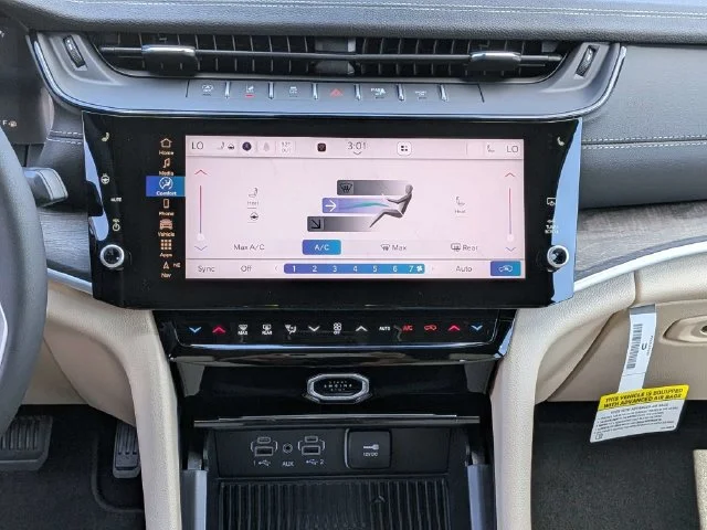 New 2027 Bright White Clear-Coat Paint Jeep Limited image 17