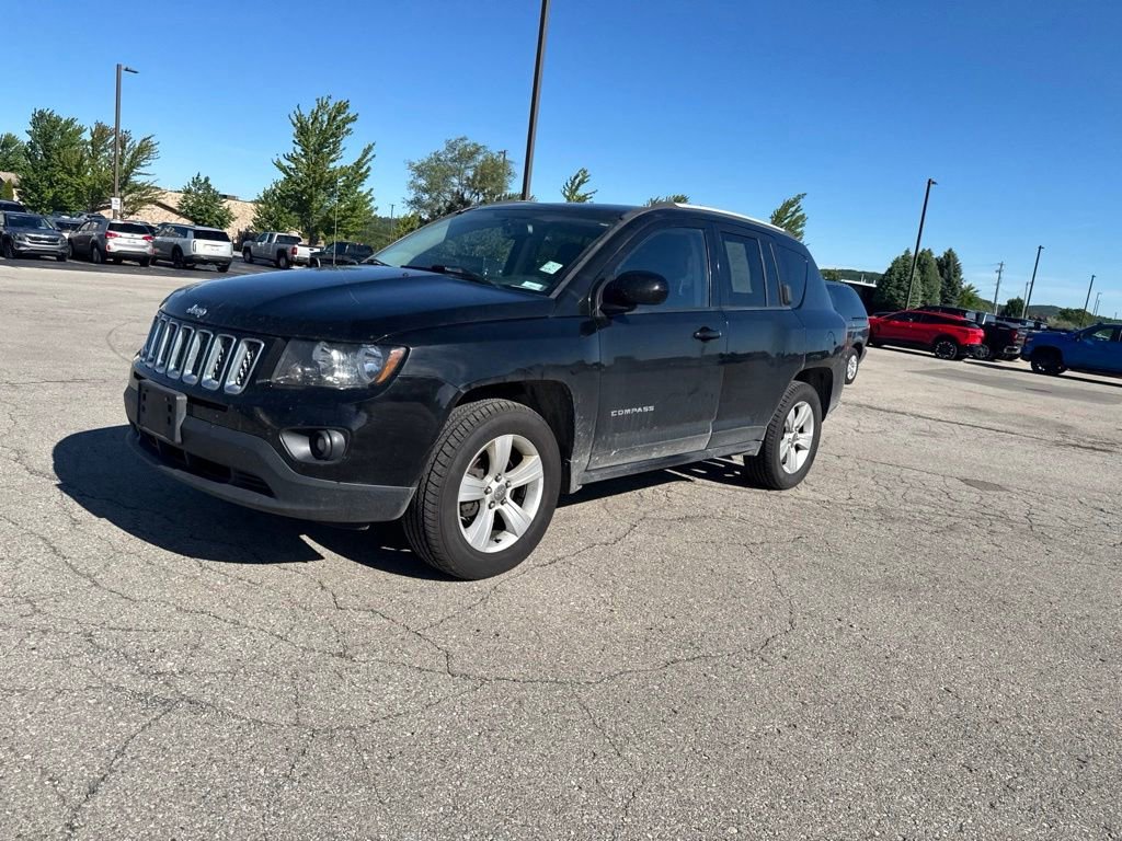 Used 2016  Jeep Latitude image 4