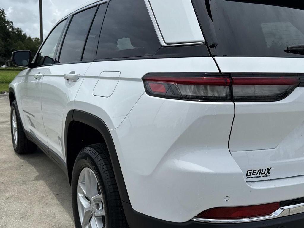 New 2026 Bright White Clear-Coat Exterior Paint Jeep Laredo X image 10