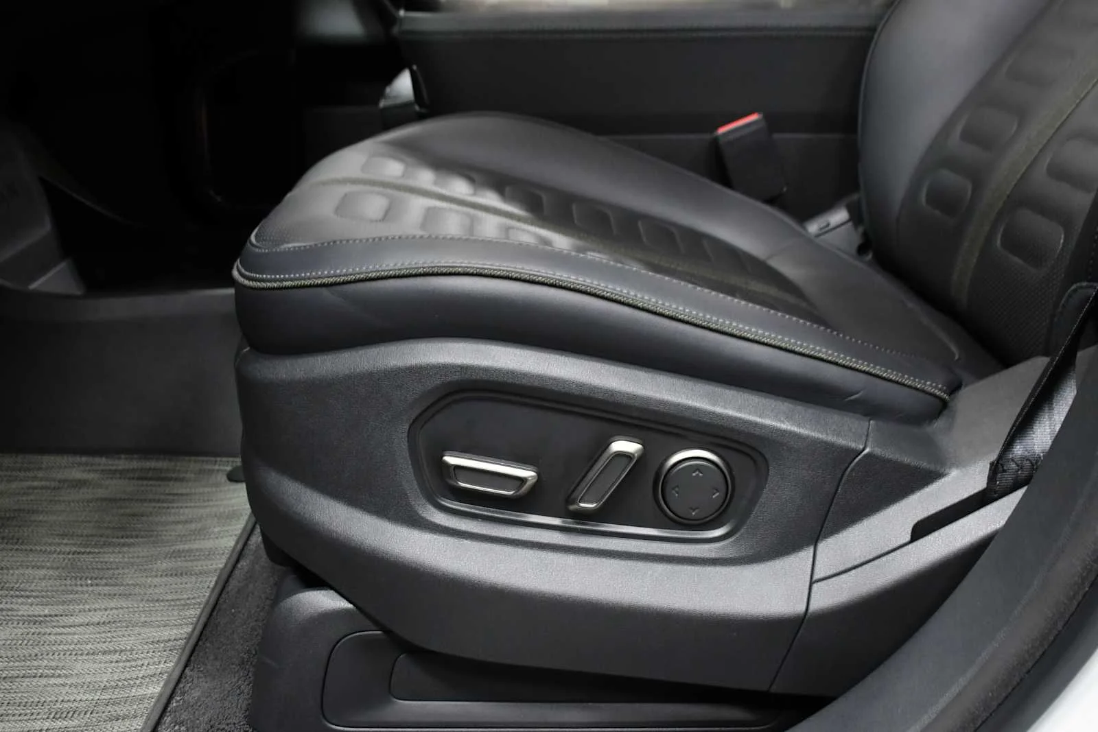 Used 2024 Glacier White Rivian Adventure image 15