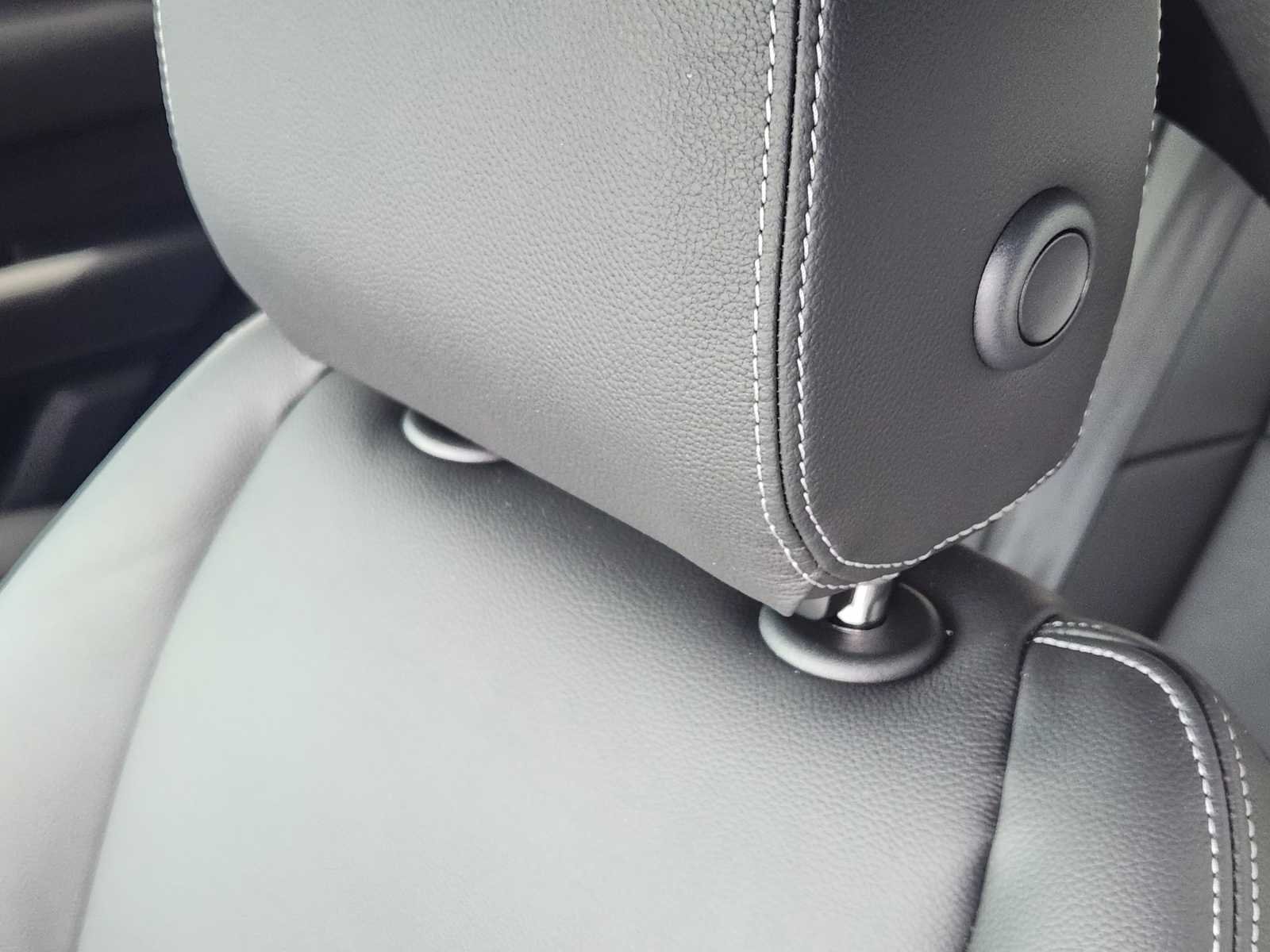 New 2026 Ostuni Pearl White LAND ROVER Belgravia Edition image 14