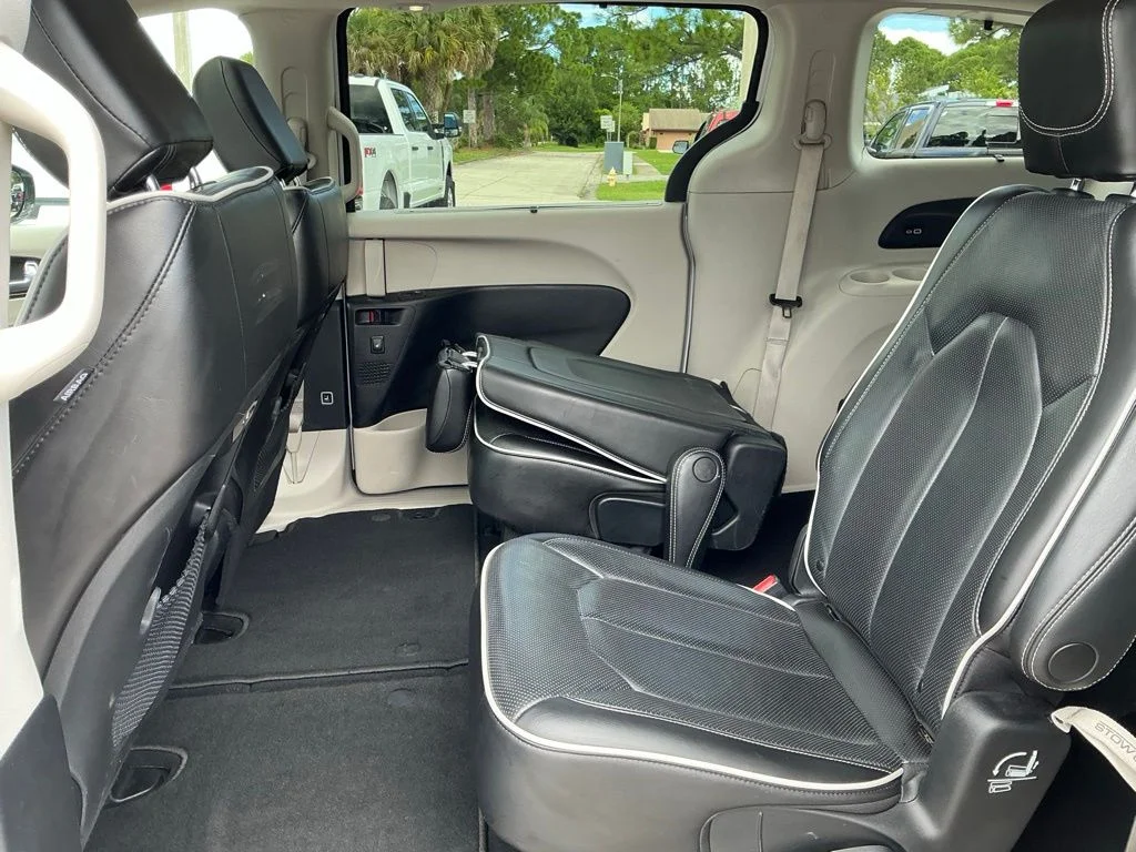 Used 2023 White Chrysler Limited image 34
