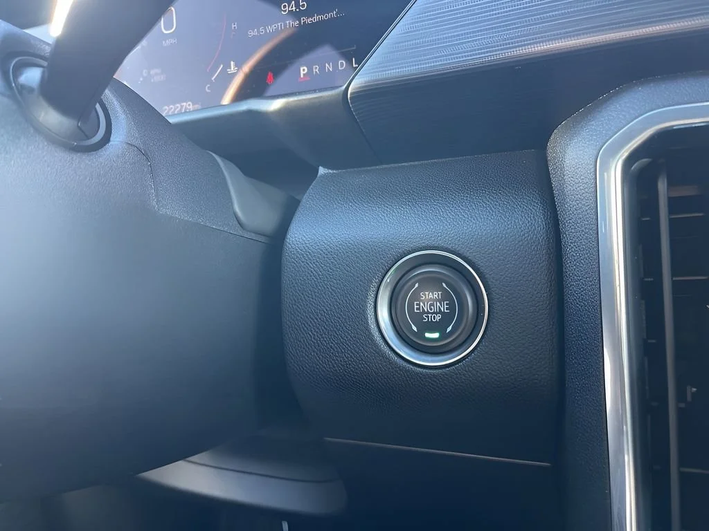 Used 2025 Summit White GMC Elevation image 25