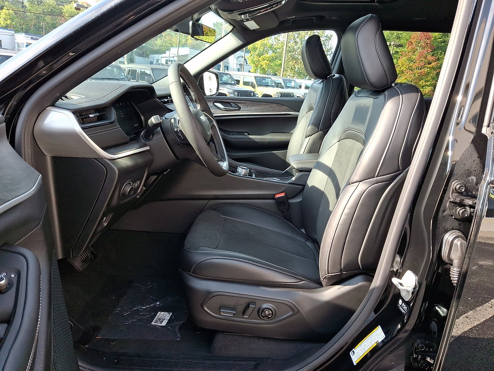 New 2027 High-Gloss Black Paint Jeep Laredo Altitude image 9