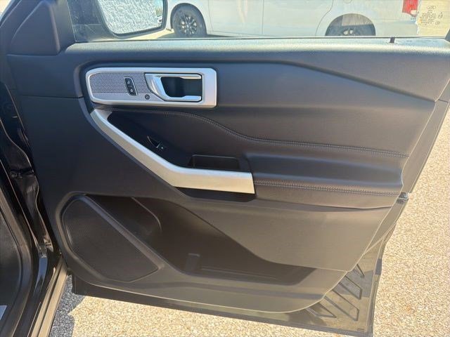 Used 2020 Black Metallic Ford Limited image 22