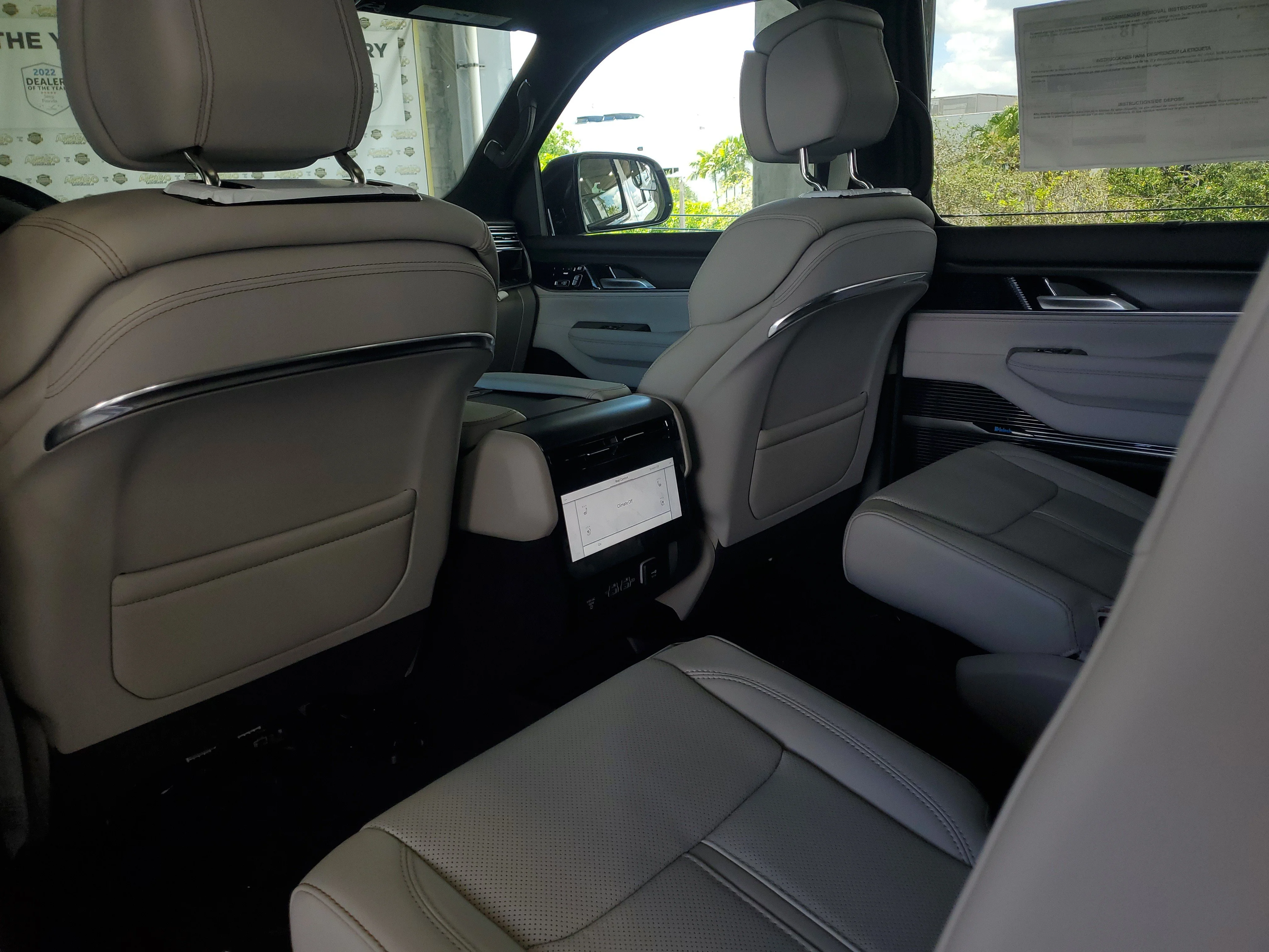 New 2026 Bright White Clear-Coat Exterior Paint Jeep Summit Obsidian image 9