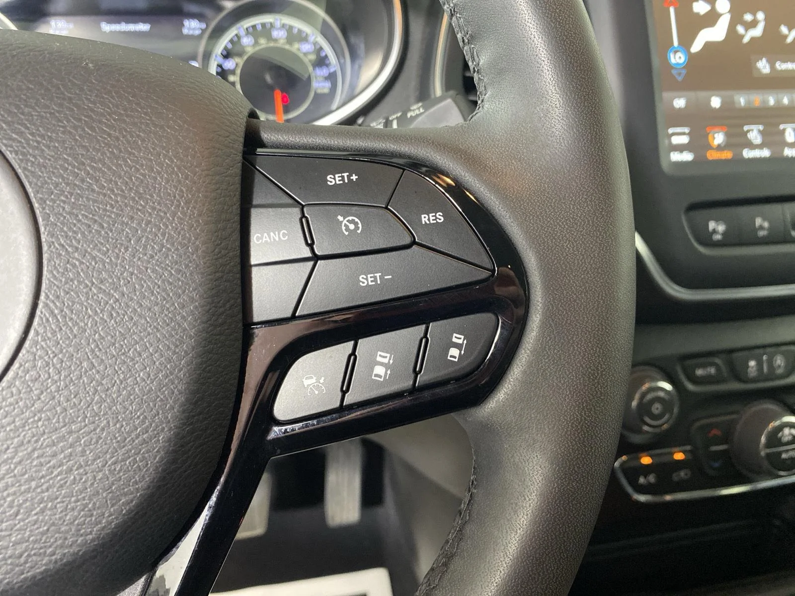 Used 2023 Granite Crystal Metallic Clearcoat Jeep Altitude Lux image 16