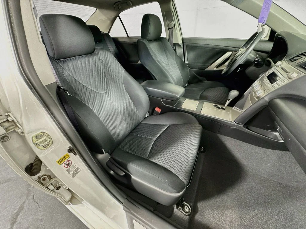 Used 2010 White Toyota LE image 31
