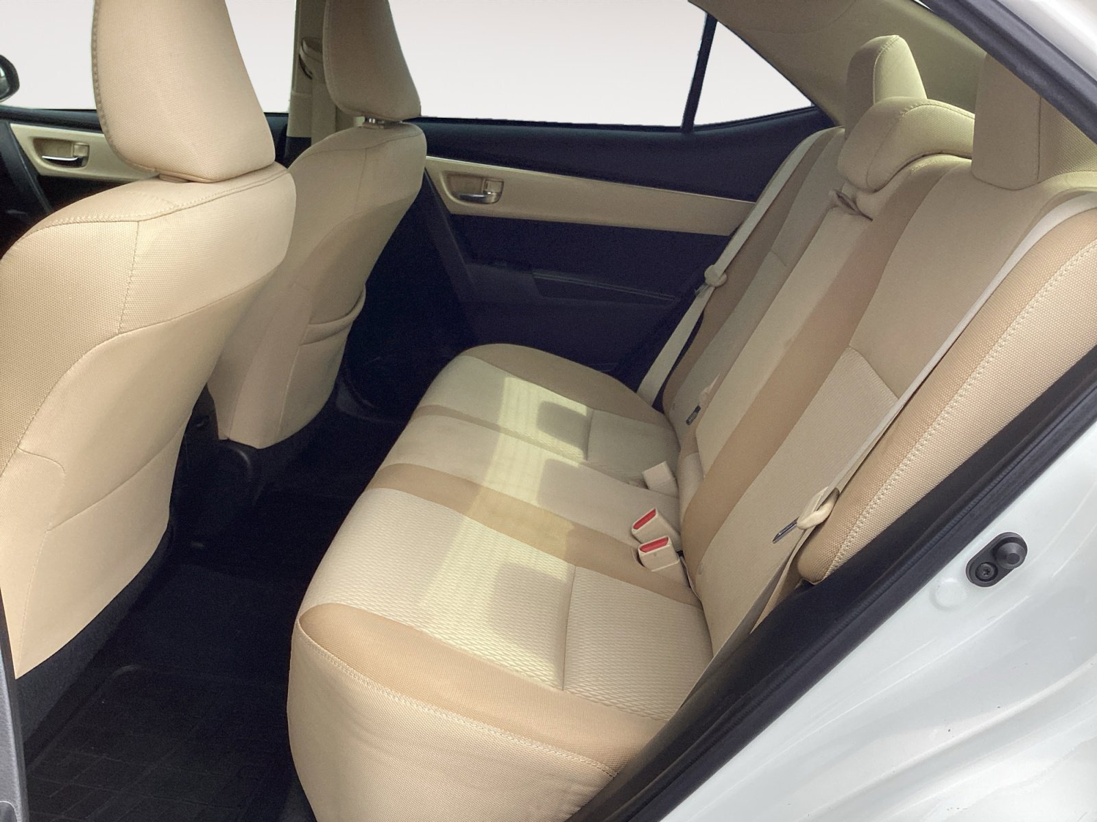 Used 2017 White Toyota LE image 25