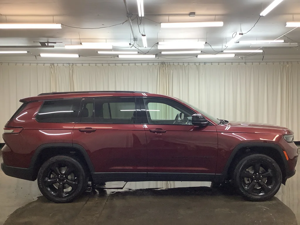 Certified Used 2023 Velvet Red Pearlcoat Jeep Altitude image 5