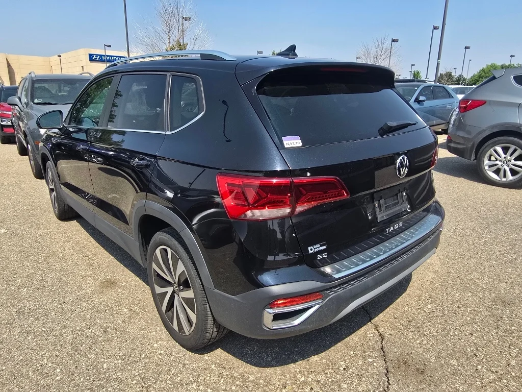 Used 2023 Deep Black Pearl Volkswagen SE image 3