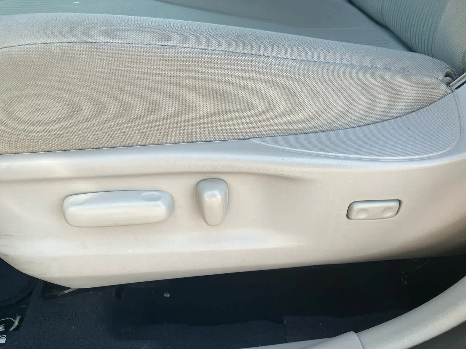 Used 2015 Cosmic Gray Mica Toyota LE image 10