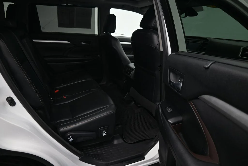 Used 2018 White Toyota XLE image 12