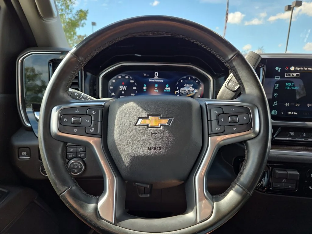Used 2025 White Chevrolet LT image 28