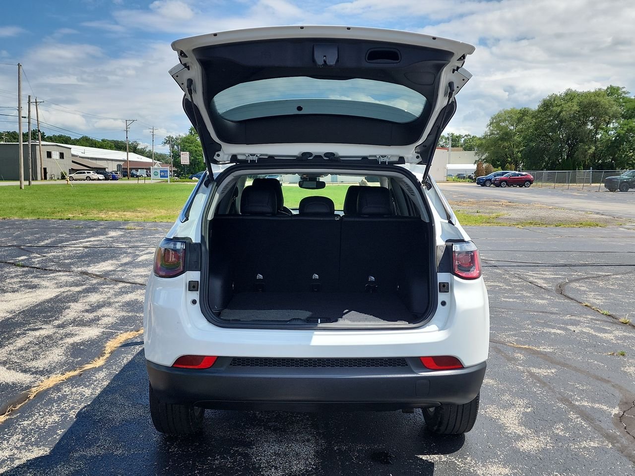 Used 2022 White Jeep Latitude Lux image 21