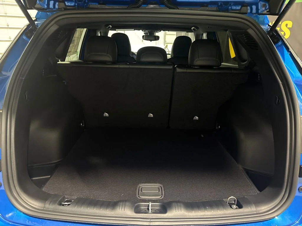 New 2026 Hydro Blue Pearl-Coat Exterior Paint Jeep Latitude Altitude image 35