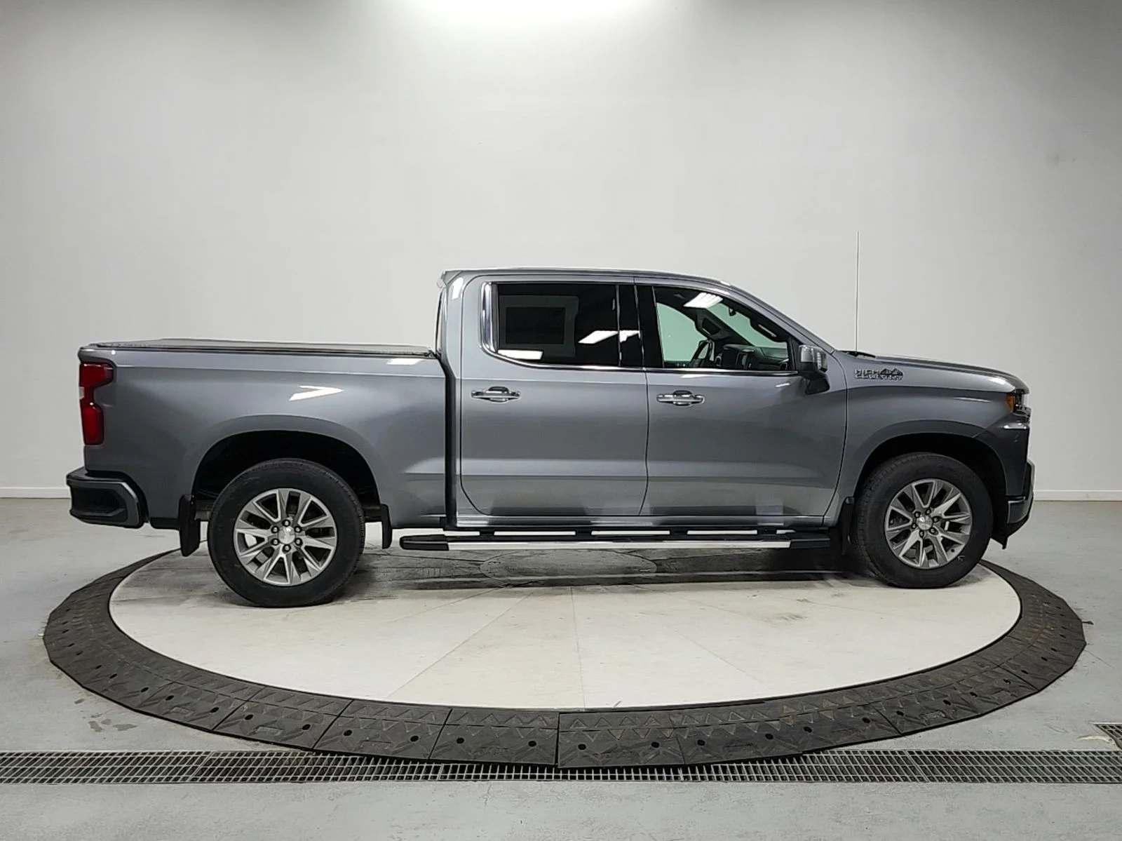 Used 2022 Gray Chevrolet High Country image 8