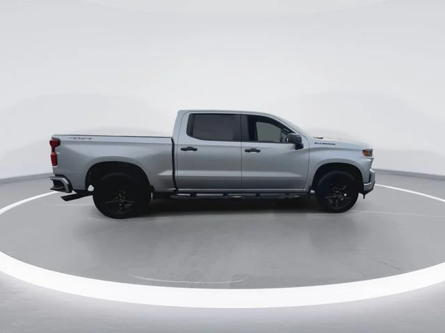 Used 2022 Silver Chevrolet Custom image 12