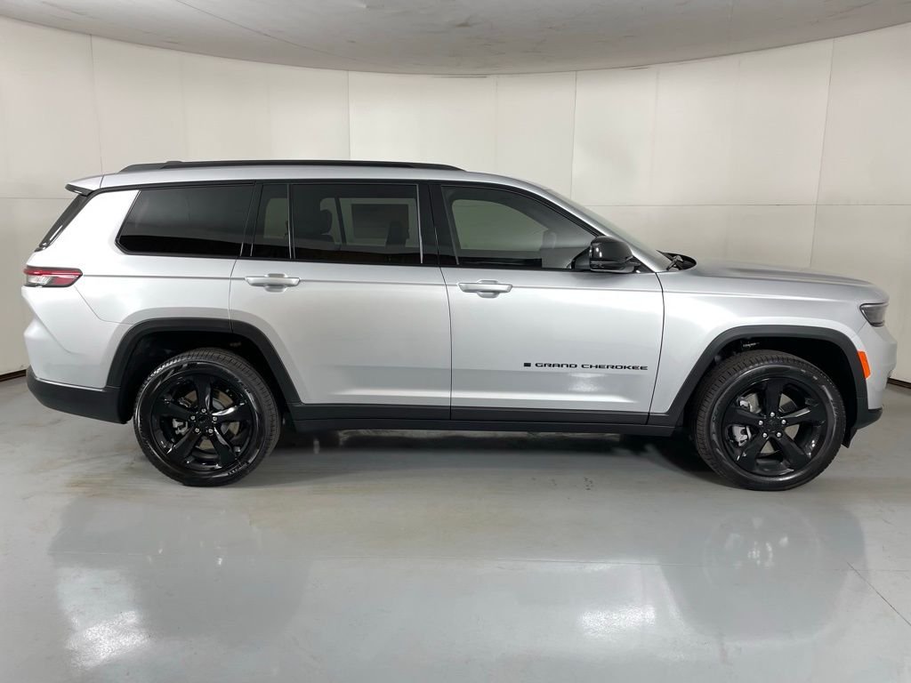 New 2025 Silver Zynith Exterior Paint Jeep Limited image 9