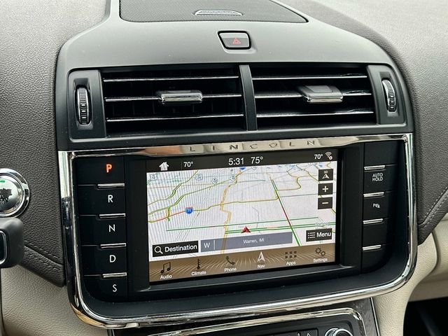 Used 2017 Green Lincoln Select image 29