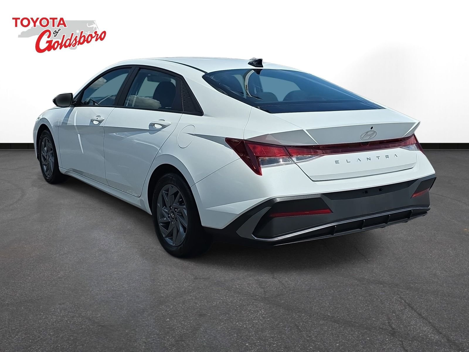 Used 2024 White Hyundai SEL image 7