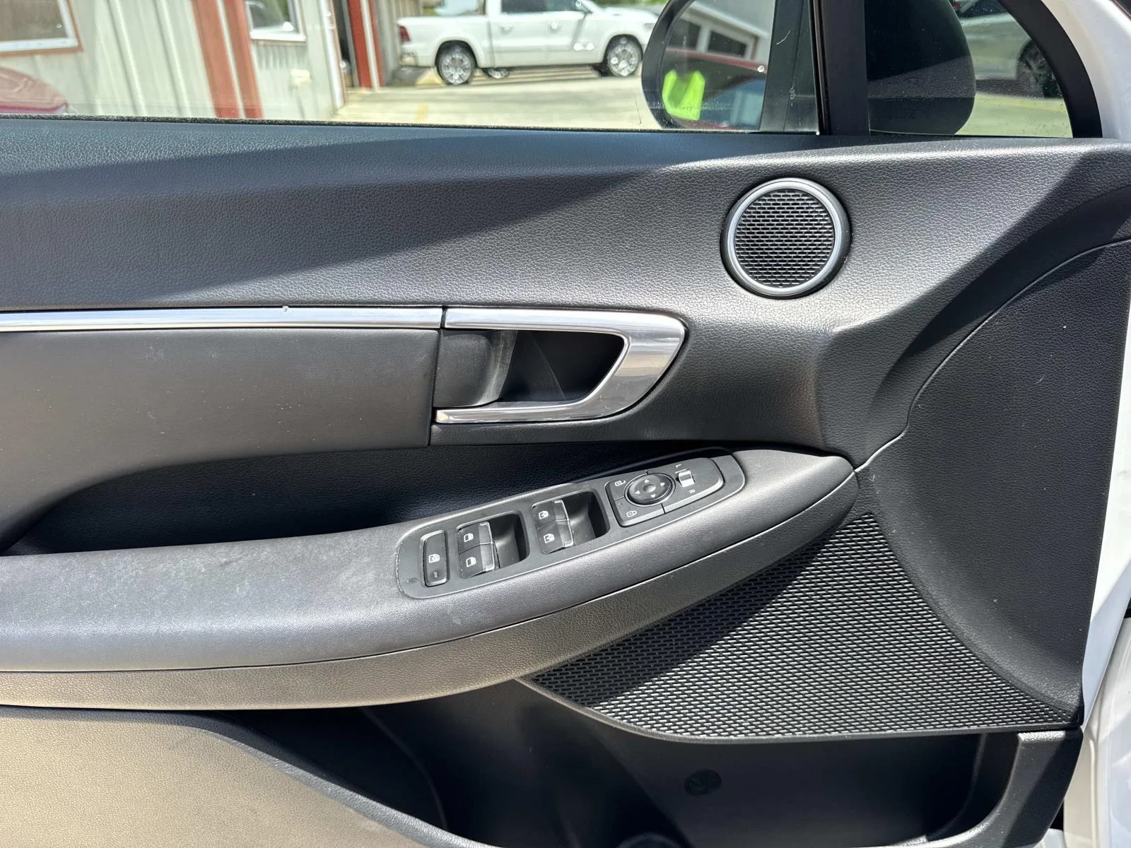 Used 2023 White Hyundai SEL image 19