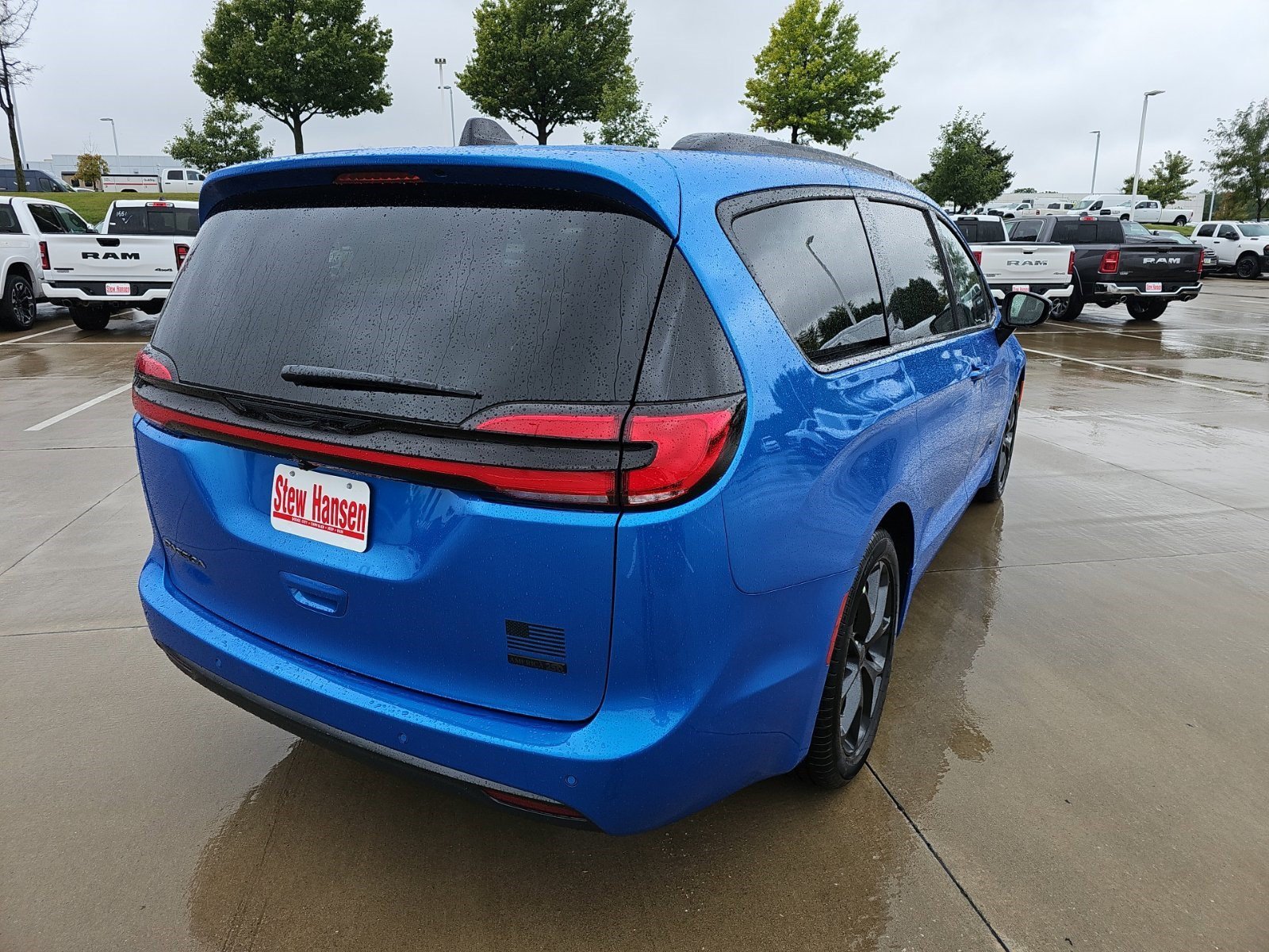 New 2027 Hydro Blue Pearlcoat Chrysler Select image 5