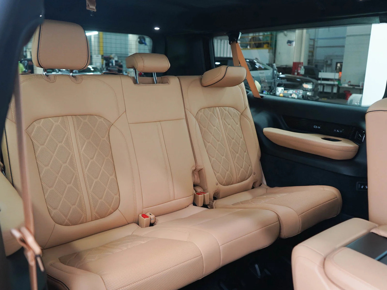 Used 2025 Diamond Black Crystal Pearlcoat Jeep Series III image 13