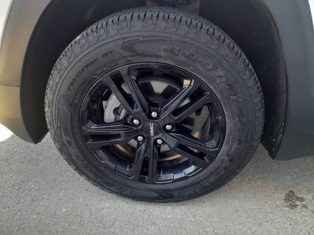 Used 2024 White GMC AT4 image 9