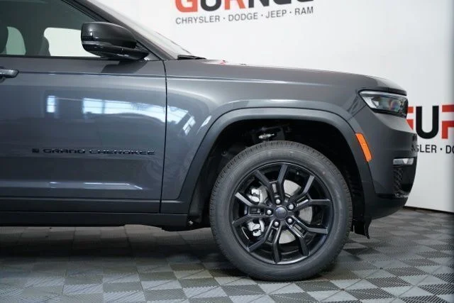 New 2025 Baltic Gray Metallic Clear-Coat Exterior Paint Jeep Limited image 40