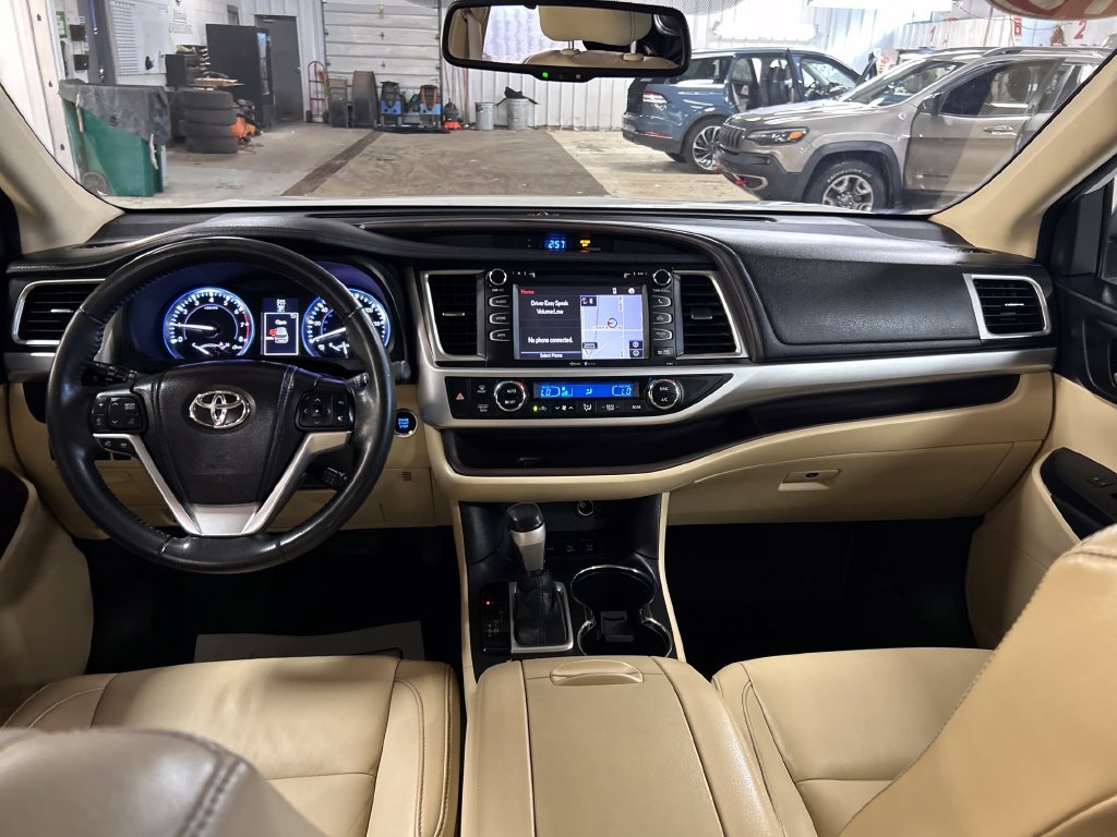 Used 2015 White Toyota XLE V6 image 18