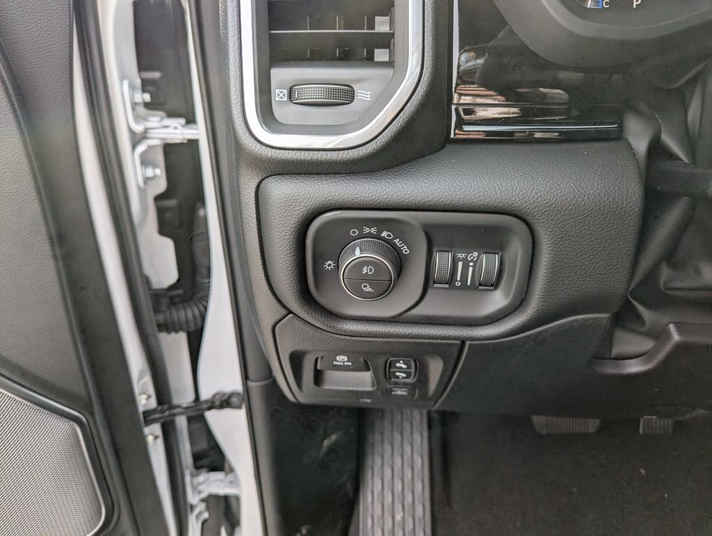 New 2026 Bright White Clear-Coat Exterior Paint Ram Laramie image 20