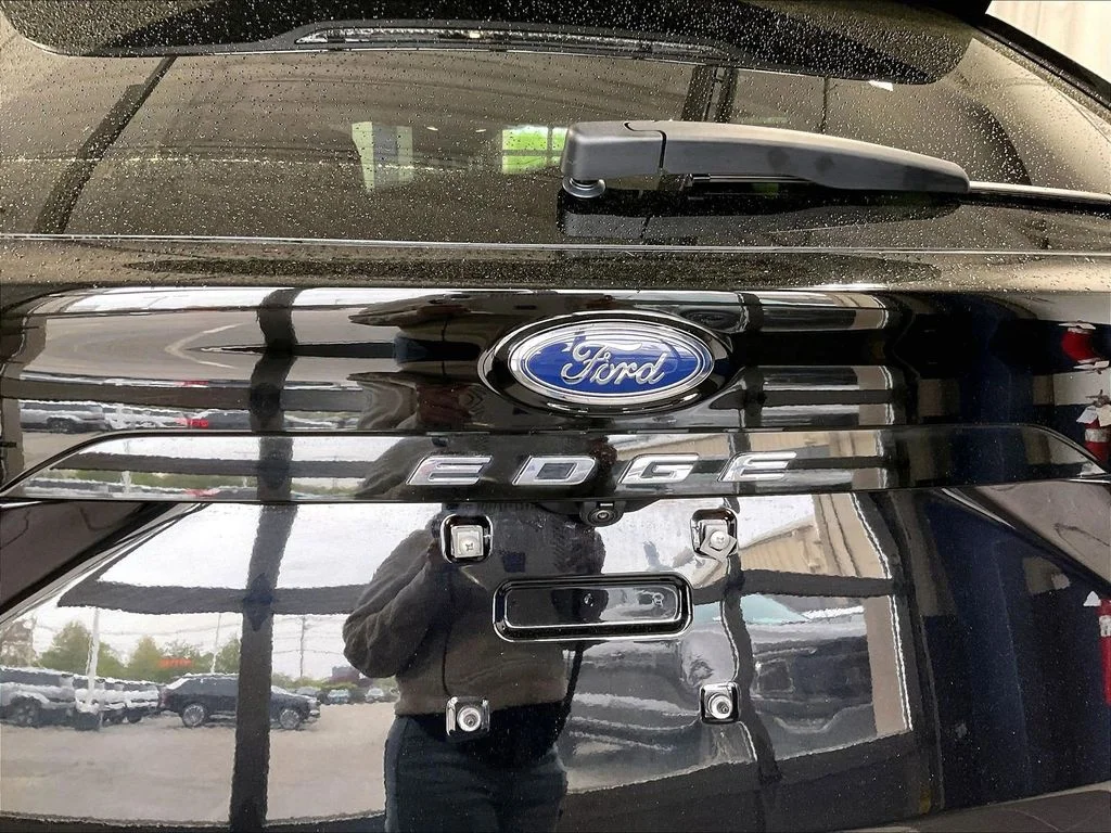 Used 2022 Black Ford SEL image 28
