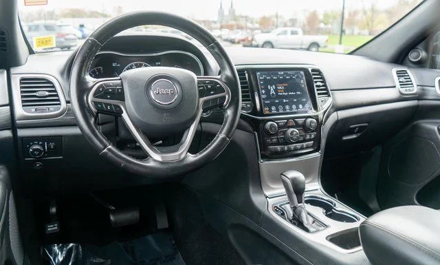 Used 2020 Black Jeep Laredo E image 13