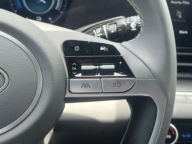 Used 2025 White Hyundai SEL Sport image 28