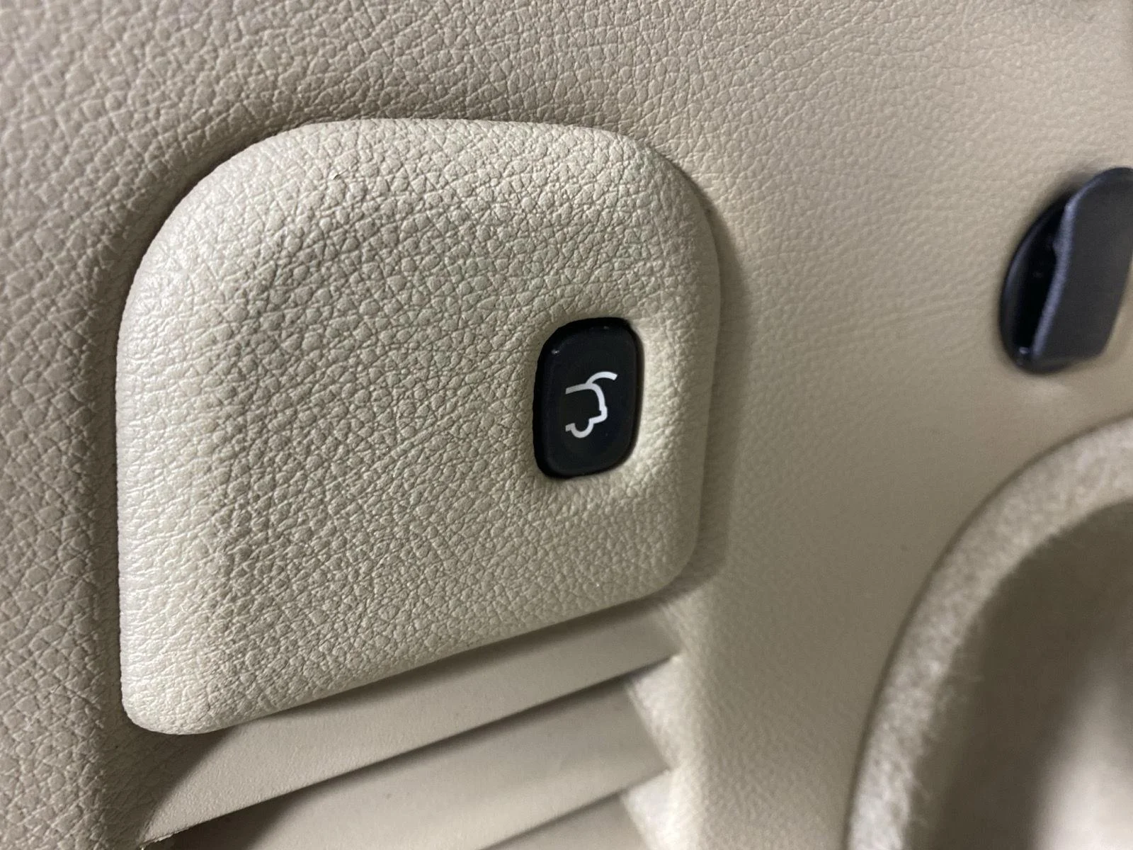 Used 2020 Diamond Black Crystal Pearlcoat Jeep Overland image 39