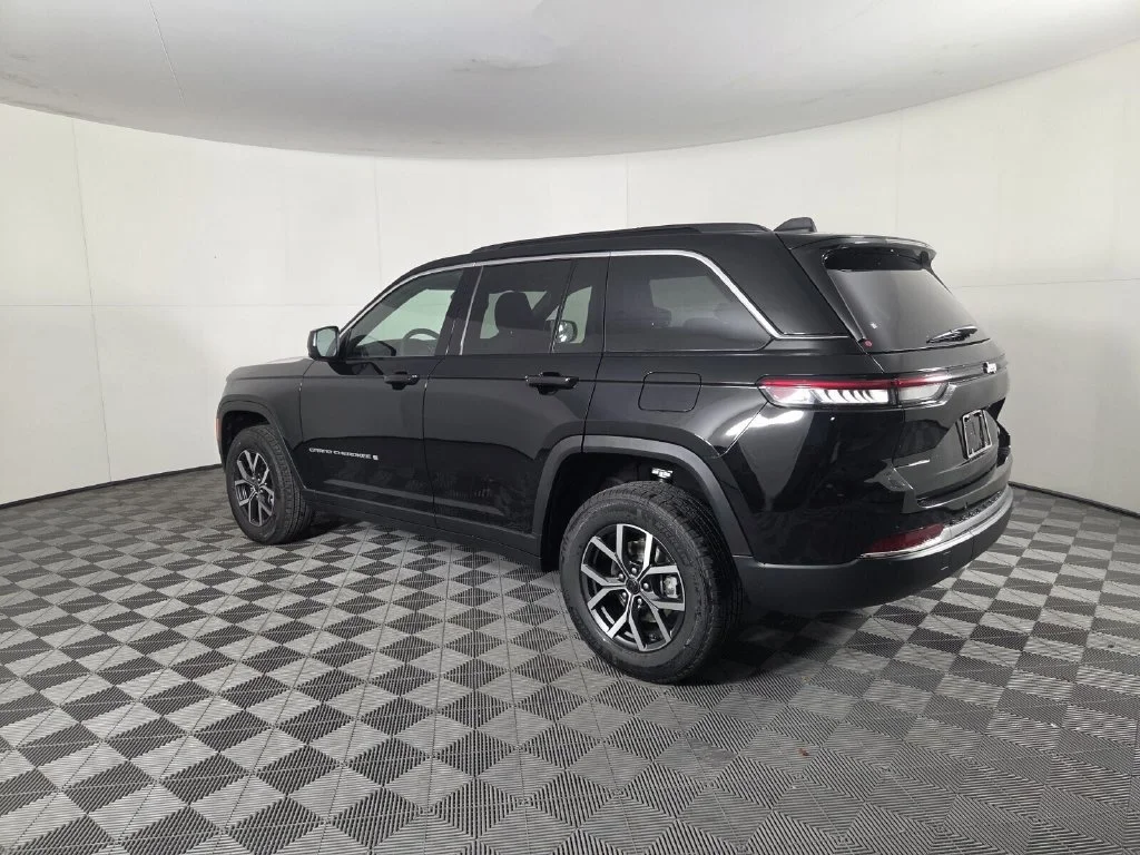 New 2027 High-Gloss Black Paint Jeep Laredo image 7