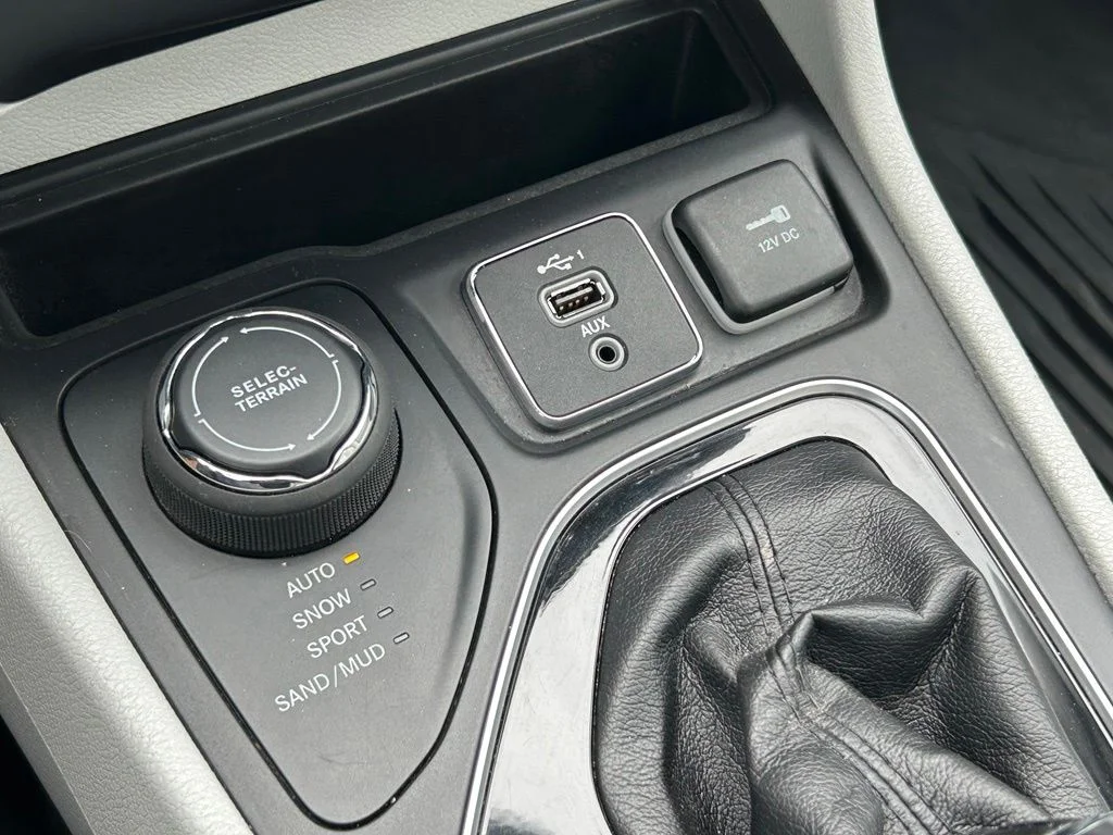 Used 2019 Red Jeep Limited image 26