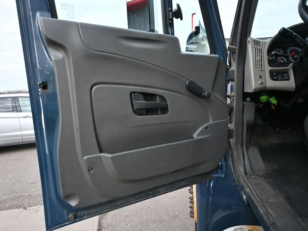 Used 2013 Blue International Series 4400 image 26